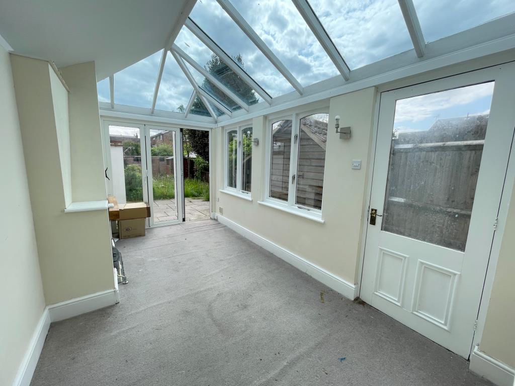 Lot: 9 - THREE-BEDROOM TERRACE CHARACTER COTTAGE IN RIVERSIDE TOWN LOCATION - Garden room with glass ceiling and french door to rear
